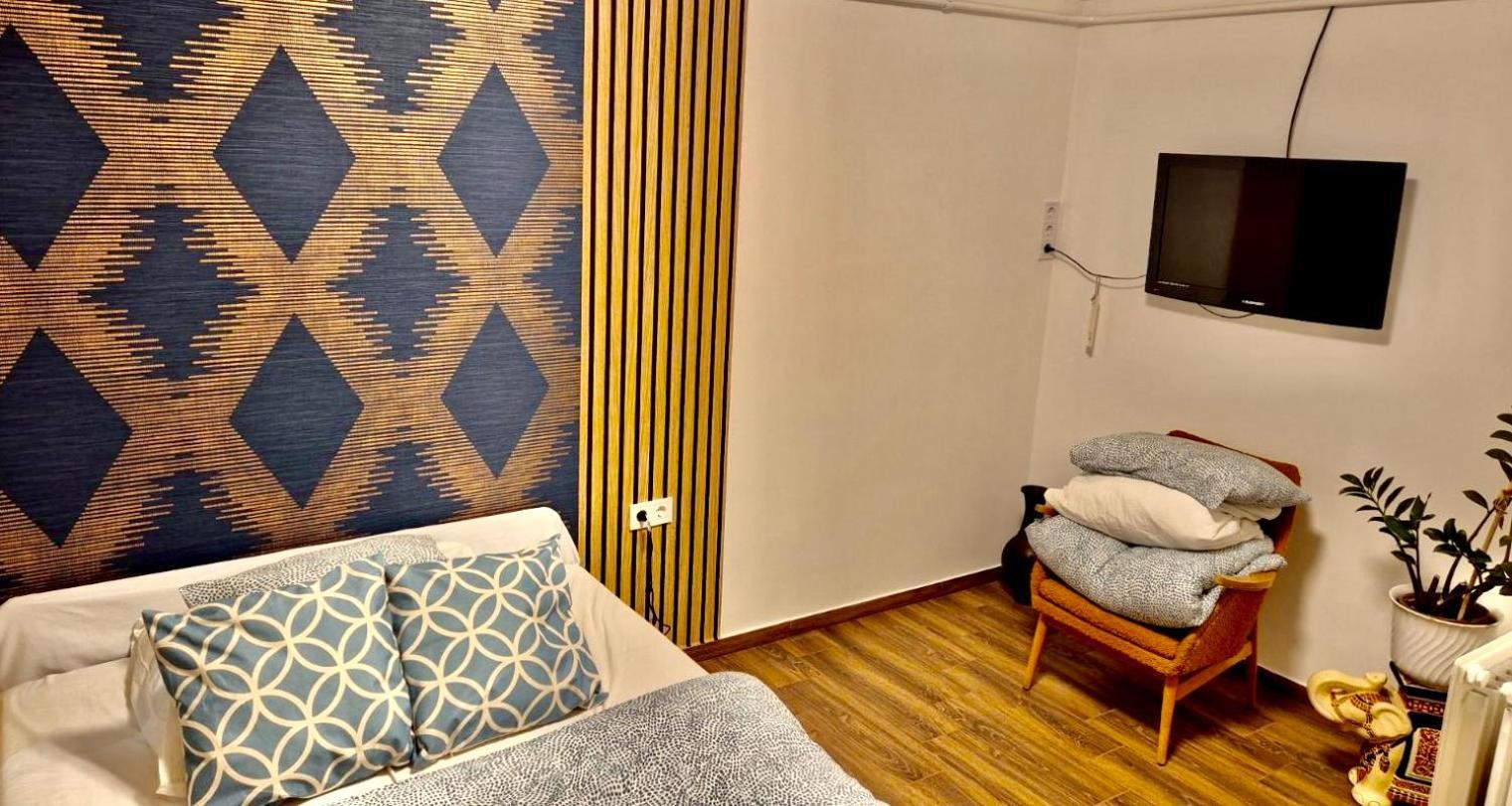 2 Rooms Retro Guesthouse In A Silent Garden ベセス エクステリア 写真