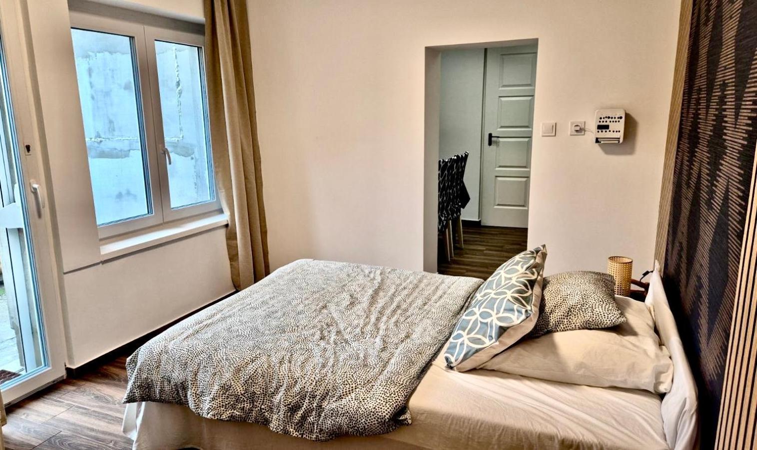 2 Rooms Retro Guesthouse In A Silent Garden ベセス エクステリア 写真